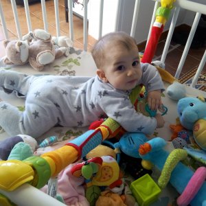 Dans son parc. Je crois qu'il y a trop de jouets :p